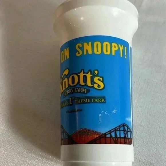 Peanut Snoopy Knotts Berry Farm 6” plastic cup - Picture 5 of 5